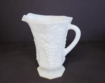 Jarra de vidrio opalino estilo retro vintage