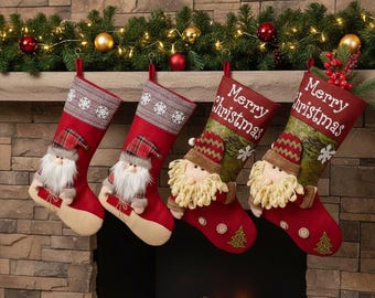 Plüschige Weihnachtssocke - 3D Nikolaus / Schneemann / Rentier bestickt