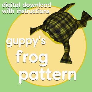 Pode incluir: Um brinquedo de pelúcia de sapo feito de tecido xadrez verde e preto, com detalhes amarelos. O sapo tem olhos de botão e está posicionado em um círculo amarelo com o texto "guppy's frog pattern" e "digital download with instructions".