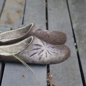 Felted slippers for Women in shades of beige and brown, lilac, purple, rose, and pink image 1