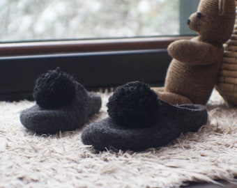 Felted charcoal grey slippers for women decorated with pom-poms