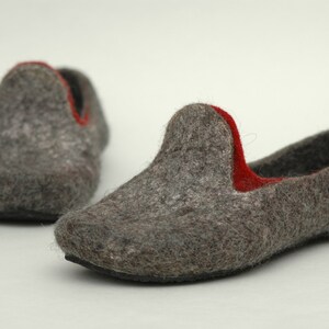 Felt shoes for women with pointed noses. Can be worn as slippers. Charcoal grey and red combo image 3
