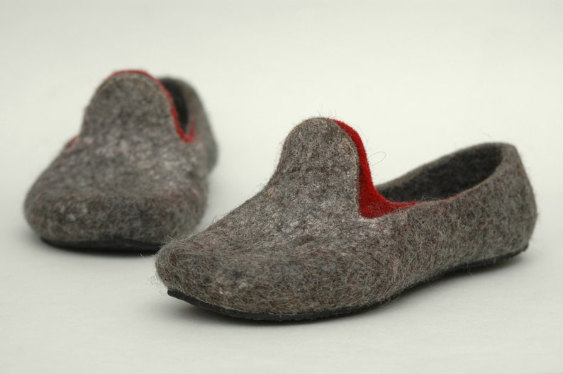 Felt shoes for women with pointed noses. Can be worn as slippers. Charcoal grey and red combo image 3