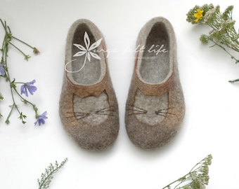 Felted slippers for women with cats - Women home shoes in brown and beige