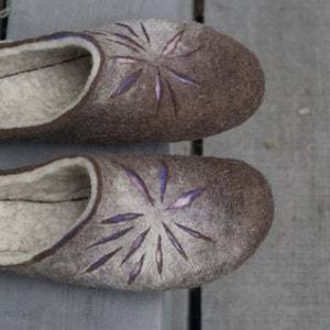 Felted slippers for Women in shades of beige and brown, lilac, purple, rose, and pink image 2