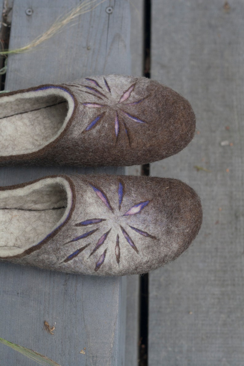 Felted slippers for Women in shades of beige and brown, lilac, purple, rose, and pink image 2