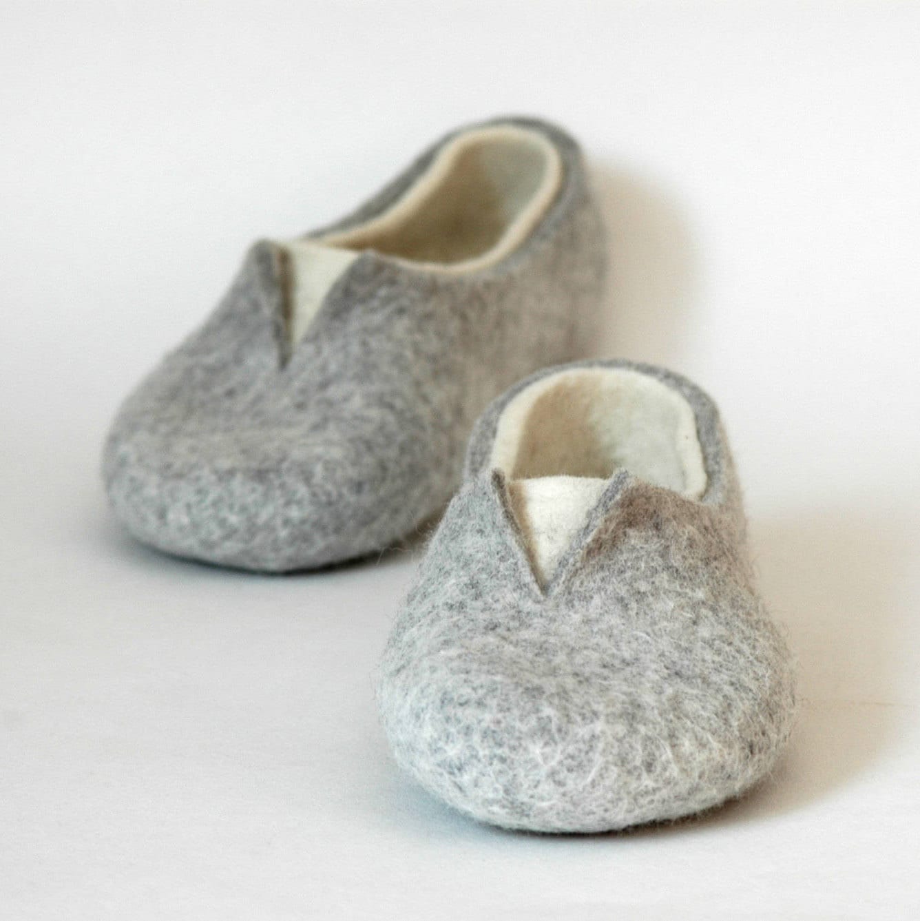 Schoenen damesschoenen sloffen mooie natuurlijke dameshuisschoenen in de kleuren wit en grijs Vilten pantoffels voor dames 
