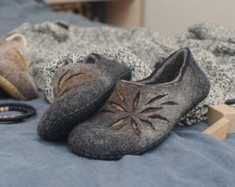Felted slippers for women - Natural home shoes in charcoal grey and brown