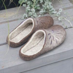 Felted slippers for Women in shades of beige and brown, lilac, purple, rose, and pink image 4