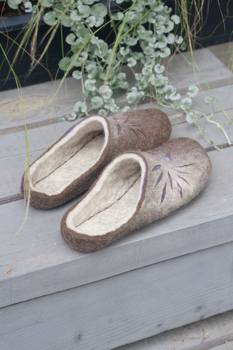 Felted slippers for Women in shades of beige and brown, lilac, purple, rose, and pink image 4