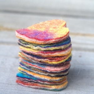 Vilten harten 10 stuks, vilten hartjes gemengde kleuren, knutseldecoratie, cadeaukaartjes, meerkleurige slingerset