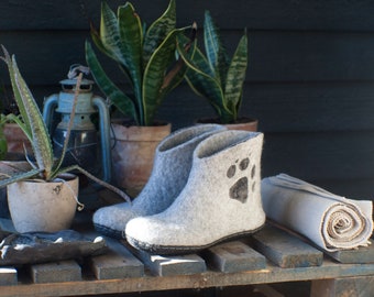 Felted booties for women with dog paw - Grey color home shoes - Perfect gift for dog lover - Boiled wool slippers