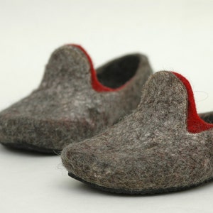 Felt shoes for women with pointed noses. Can be worn as slippers. Charcoal grey and red combo image 1