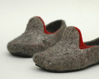 Felt shoes for women with pointed noses. Can be worn as slippers. Charcoal grey and red combo