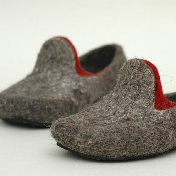 Felt shoes for women with pointed noses. Can be worn as slippers. Charcoal grey and red combo