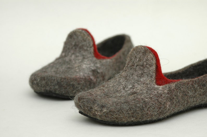 Felt shoes for women with pointed noses. Can be worn as slippers. Charcoal grey and red combo image 1