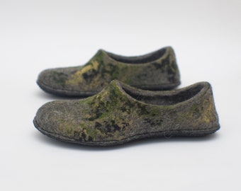 Felted slippers in camouflage colors - men home shoes