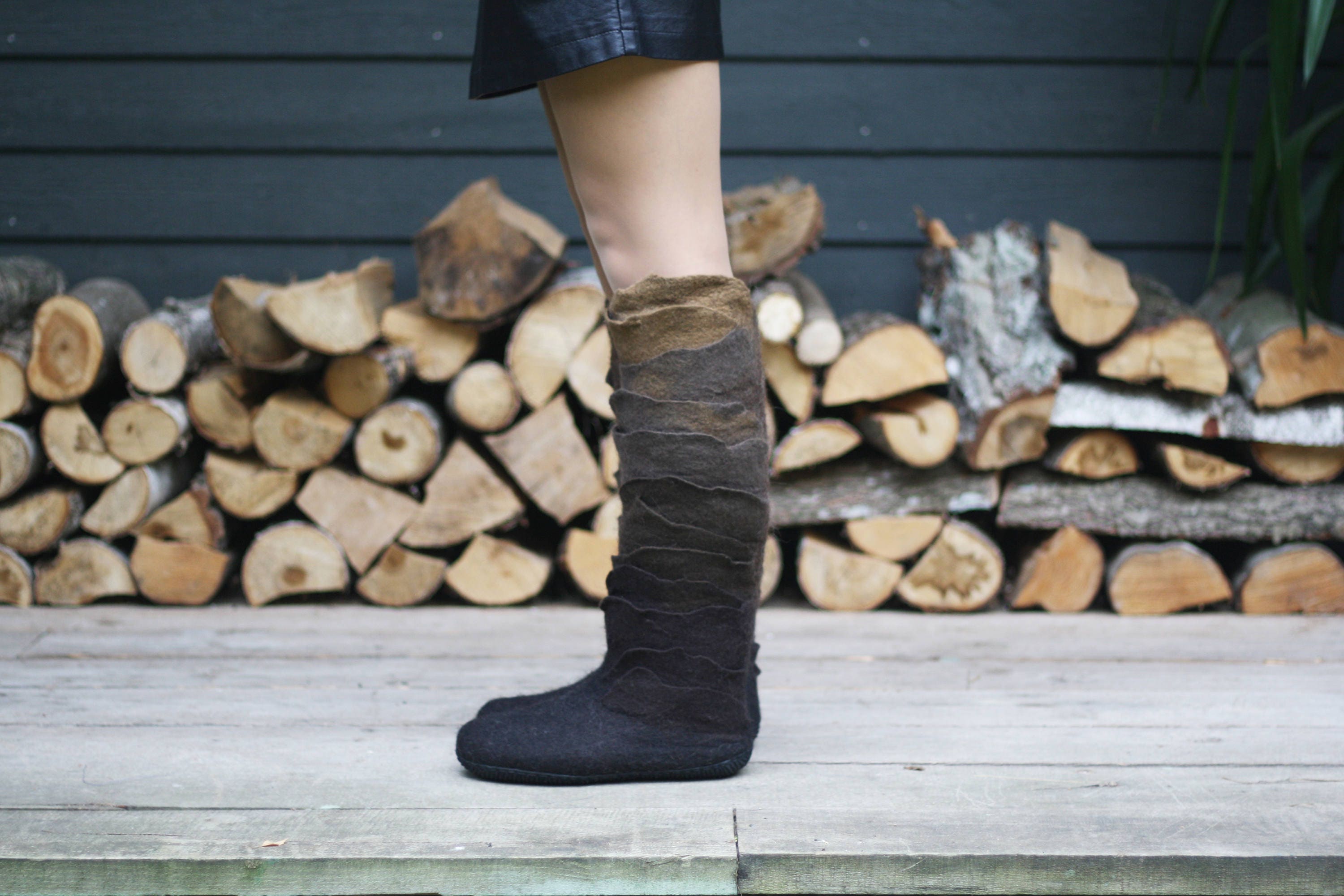 perfecte sneeuwlaarzen Vilten laarzen Valenki voor vrouwen van biologische wol in zwarte en bruine tinten Schoenen damesschoenen Laarzen Regen & Sneeuwlaarzen 