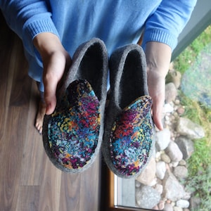 Felted slippers - Womens slippers - Women home shoes - Grey slippers - Woolen clogs - Felted clogs - Valenki - Christmas slippers