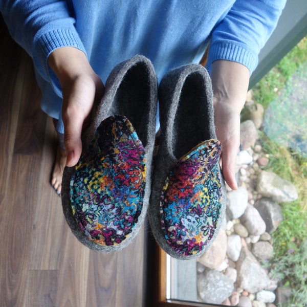 Felted slippers - Womens slippers - Women home shoes - Grey slippers - Woolen clogs - Felted clogs - Valenki - Christmas slippers