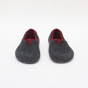 Felt slippers for women - Charcoal grey / burgundy home shoes, latex or rubber soles, custom sizes, Christmas gift