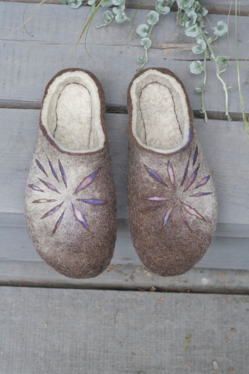 Felted slippers for Women in shades of beige and brown, lilac, purple, rose, and pink image 6