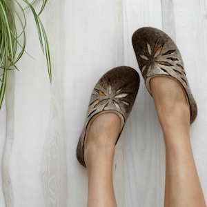 Felted slippers for Women in shades of beige and brown image 1