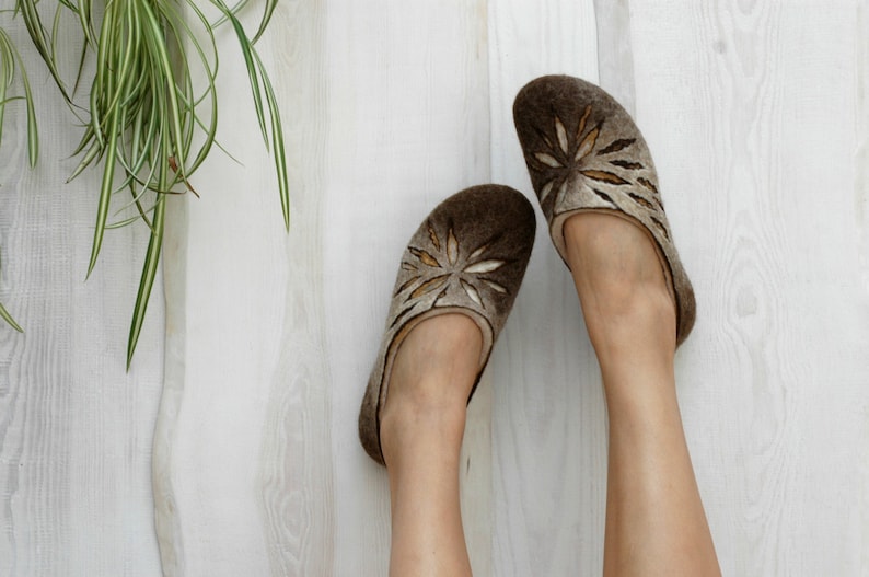 Felted slippers for Women in shades of beige and brown image 1