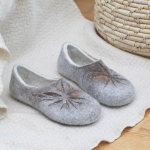 Pantuflas de fieltro para mujer en blanco leche, gris y un poquito tostado imagen 2