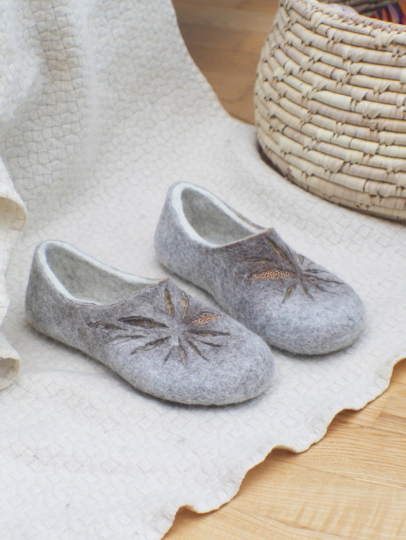 Pantuflas de fieltro para mujer en blanco leche, gris y un poquito tostado imagen 2