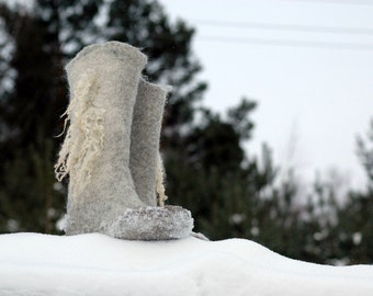 Gefilzte Stiefel Valenki aus Biowolle gefilzt mit naturbelassenen Schaflocken, grau und weiß farben