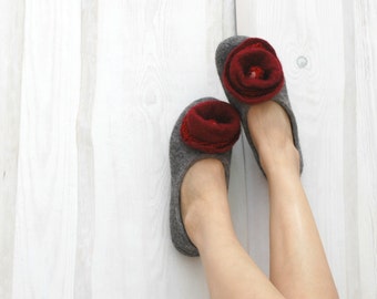 Handgefertigte Filzschuhe: Wollige Clogs, Damenhausschuhe