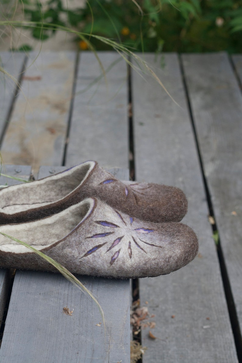 Felted slippers for Women in shades of beige and brown, lilac, purple, rose, and pink image 1