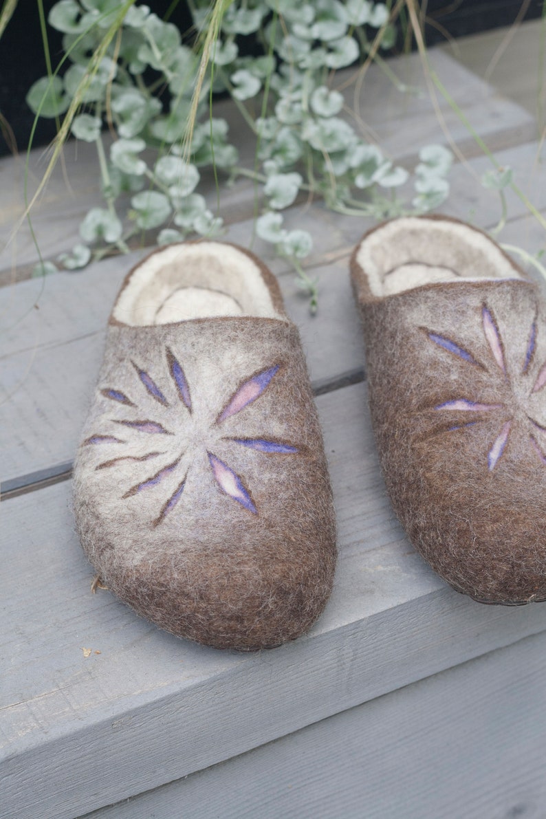 Felted slippers for Women in shades of beige and brown, lilac, purple, rose, and pink image 7