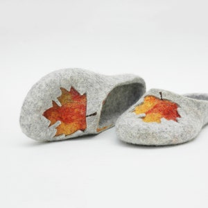 Felted slippers for men - Grey slippers with maple leaves