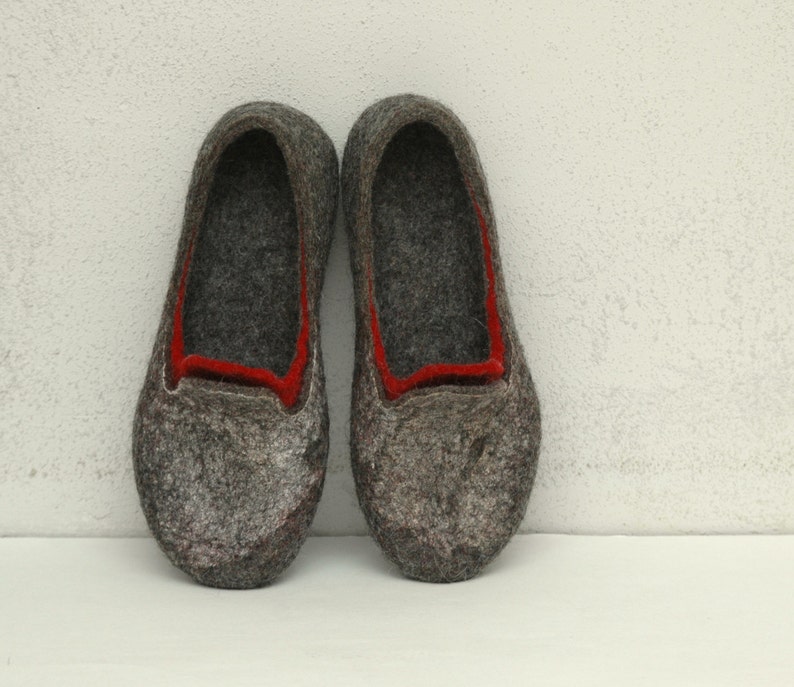 Felt shoes for women with pointed noses. Can be worn as slippers. Charcoal grey and red combo image 2