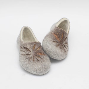 Pantuflas de fieltro para mujer en blanco leche, gris y un poquito tostado imagen 5