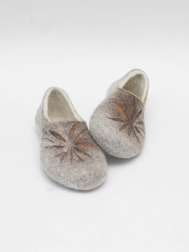 Pantuflas de fieltro para mujer en blanco leche, gris y un poquito tostado imagen 5