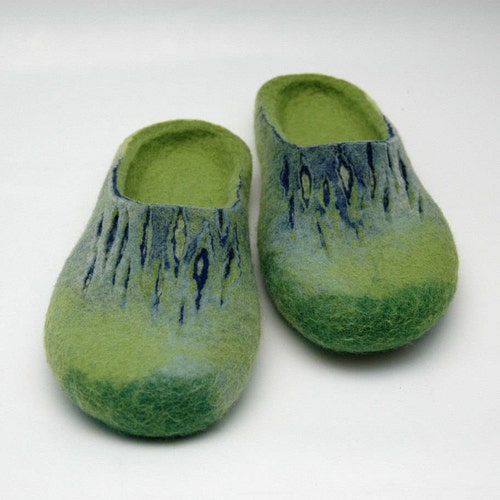 Felted slippers for women - Green slippers - Felted home shoes factory - Woolen clogs - Felted clogs - Valenki - House shoes - Christmas slippers