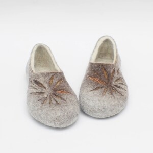 Pantuflas de fieltro para mujer en blanco leche, gris y un poquito tostado imagen 6