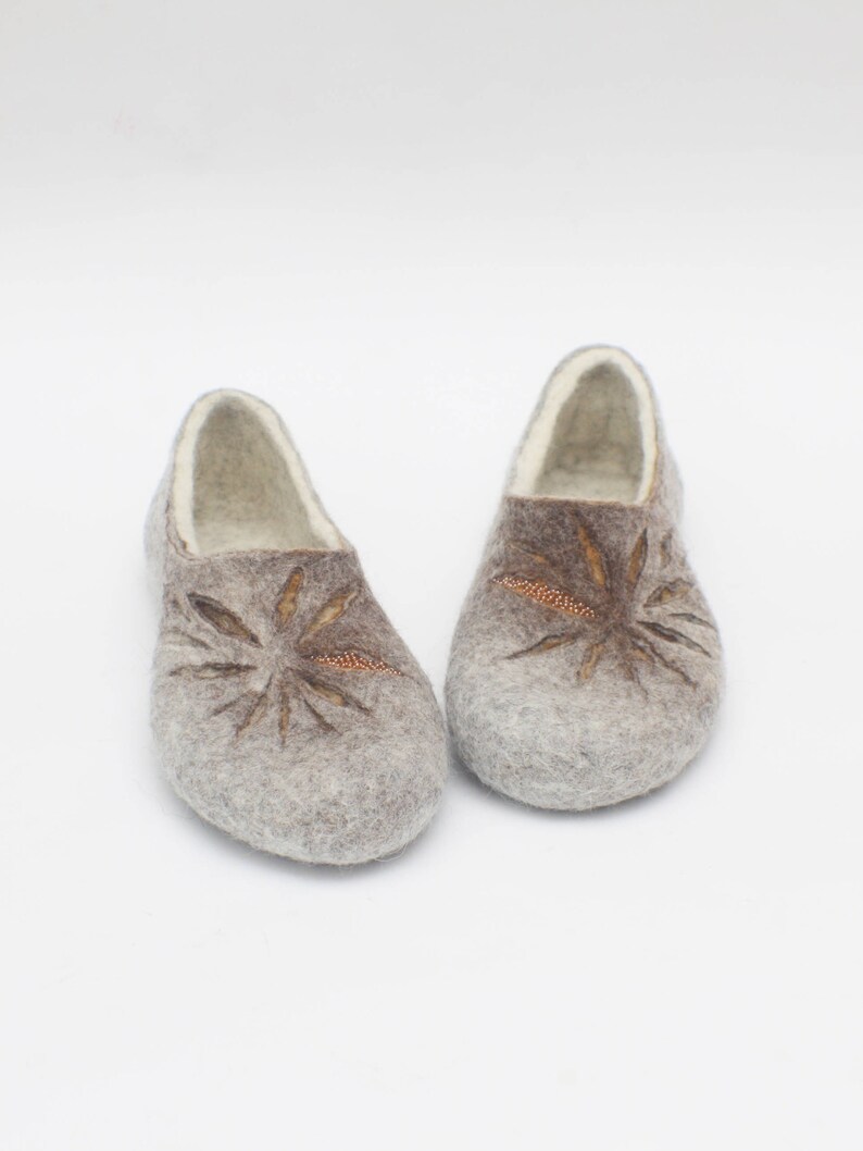 Pantuflas de fieltro para mujer en blanco leche, gris y un poquito tostado imagen 6