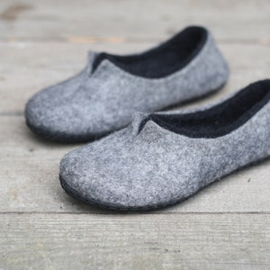 Felted slippers for women made of grey and black natural wool image 3