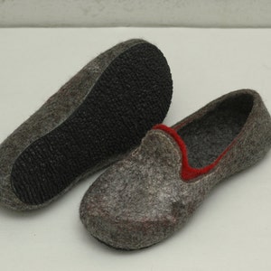 Felt shoes for women with pointed noses. Can be worn as slippers. Charcoal grey and red combo image 5