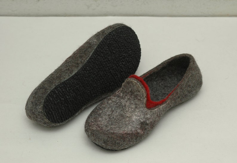 Felt shoes for women with pointed noses. Can be worn as slippers. Charcoal grey and red combo image 5