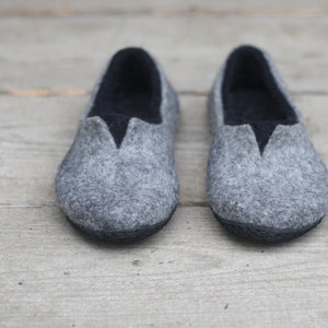 Felted slippers for women made of grey and black natural wool image 2