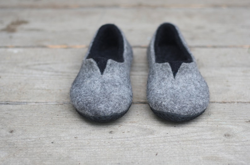 Felted slippers for women made of grey and black natural wool image 2