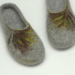 Felted slippers for men - Home shoes in grey and green - made of boiled wool