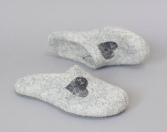 Light grey felted slippers for women with little grey hearts