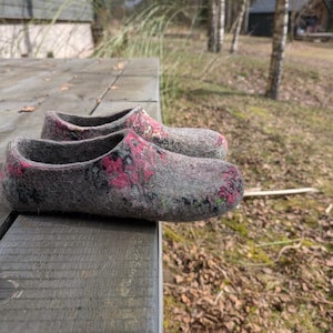 Gemaakt van 100% natuurlijke schapenwol, damespantoffels zijn voorzien van unieke vilten decoraties en zijn verkrijgbaar in aangepaste maten voor een perfecte pasvorm