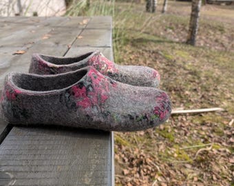 Made from 100% natural sheep wool, women’s slippers feature unique felting decorations and are available in custom sizes for a perfect fit